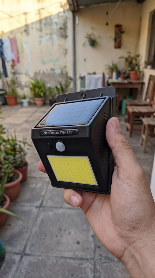 Lámpara solar con sensor en la mano, tamaño real